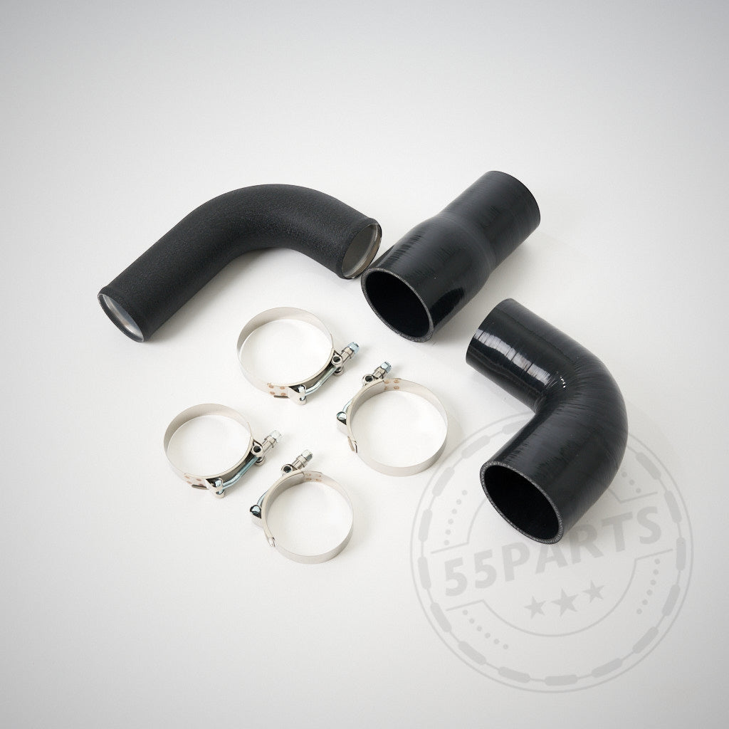 Zwei schwarze Silikonschläuche und vier Metallklemmen Ersatz Ladeluftverrohrung für 7,5&quot; Race Ladeluftkühler (BMW 135i, 1er M Coupé, 335(x)i N54/N55 E-Serie) werden auf einer hellgrauen Oberfläche angezeigt, perfekt für die Aluminiumverrohrung.