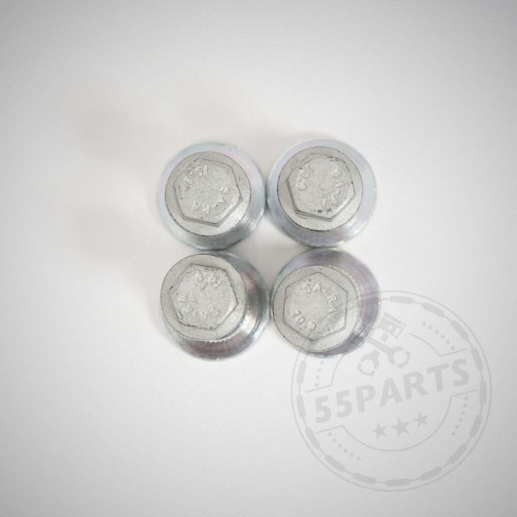 Vier silberne Sechskantschrauben aus dem 55Parts Spezial-Montagesatz zur Befestigung von 2-Kolben-Performance-Bremssätteln an BMW E8x- und E9x-Modellen, quadratisch angeordnet auf weißem Grund.