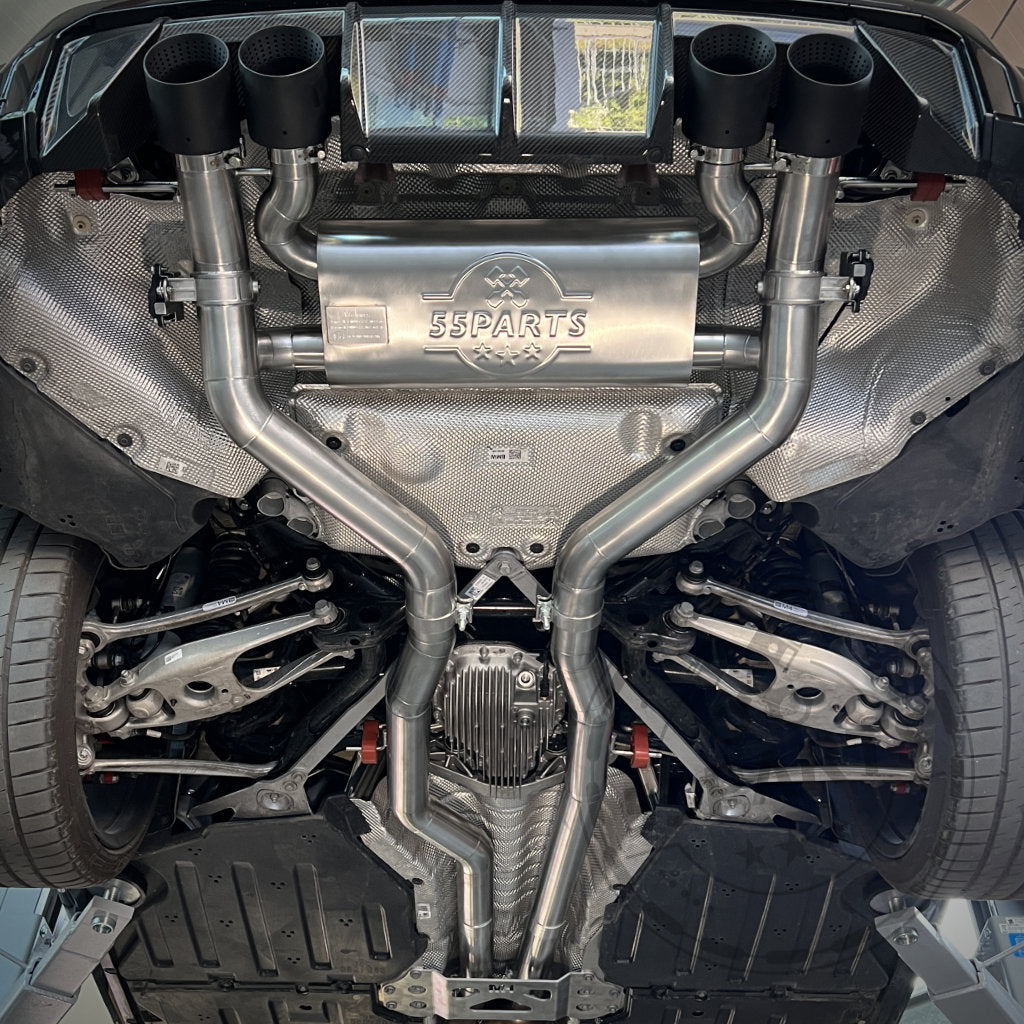 Unteransicht eines BMW G8x M2, M3 oder M4 mit S58-Motor, ausgestattet mit einer 55Parts Special 3" ECE-Abgasanlage. Sichtbare Aufhängungskomponenten und das 55Parts-Branding sind ebenfalls abgebildet.
