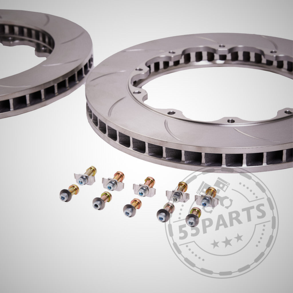 Ein Satz Girodisc-Reibringe 355 x 32 mm, kompatibel mit 55Parts AP Racing Kits (mit Brembo-Scheiben), plus verschiedene Befestigungsschrauben und -muttern, auf weißem Hintergrund dargestellt – ideal als Alternative für Ihre Bremsanforderungen.