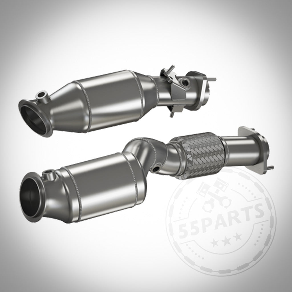Die HJS ECE Downpipe mit 200-Zellen HJS Sport-Kat passend für BMW M2, M3, M4, X3M und X4M S58 ist auf weißem Hintergrund mit einem schwachen Logo abgebildet.