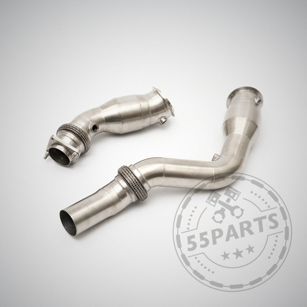 Zwei 55Parts Special Resonated High Flow Downpipes passend für BMW M2 Competition, M3 und M4 S55 werden auf einem hellen Hintergrund mit einem 55Parts-Wasserzeichen angezeigt.