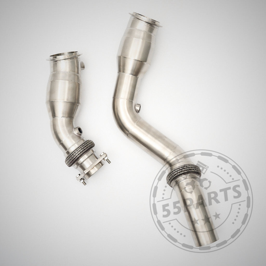 55Parts Special Resonated High Flow Downpipes passend für BMW M2 Competition, M3, und M4 S55 aus Edelstahl werden auf hellem Hintergrund mit 55Parts Logo-Wasserzeichen gezeigt.