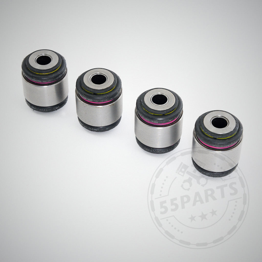 Vier NoFlex-Lager, die für die Sturzarm-Upgrades an der Hinterachse des BMW 3er E36/E46 und Z4 (E85/E86/E89) entwickelt wurden, sind diagonal auf einem hellgrauen Hintergrund mit einem 55Parts-Wasserzeichen angeordnet.