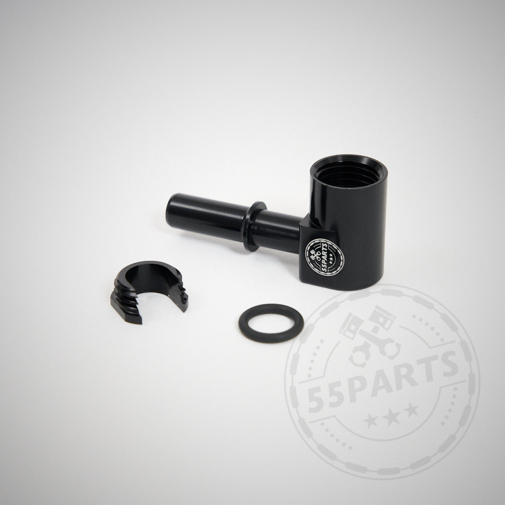 55Parts Spezialadapter Benzinpumpe LPFP, ein schwarzer Metallanschluss mit seitlichem Logo, kleinem schwarzen Ring und schwarzem Clip auf hellem Hintergrund, konzipiert als Schnellanschlussadapter für verschiedene BMW-Modelle.