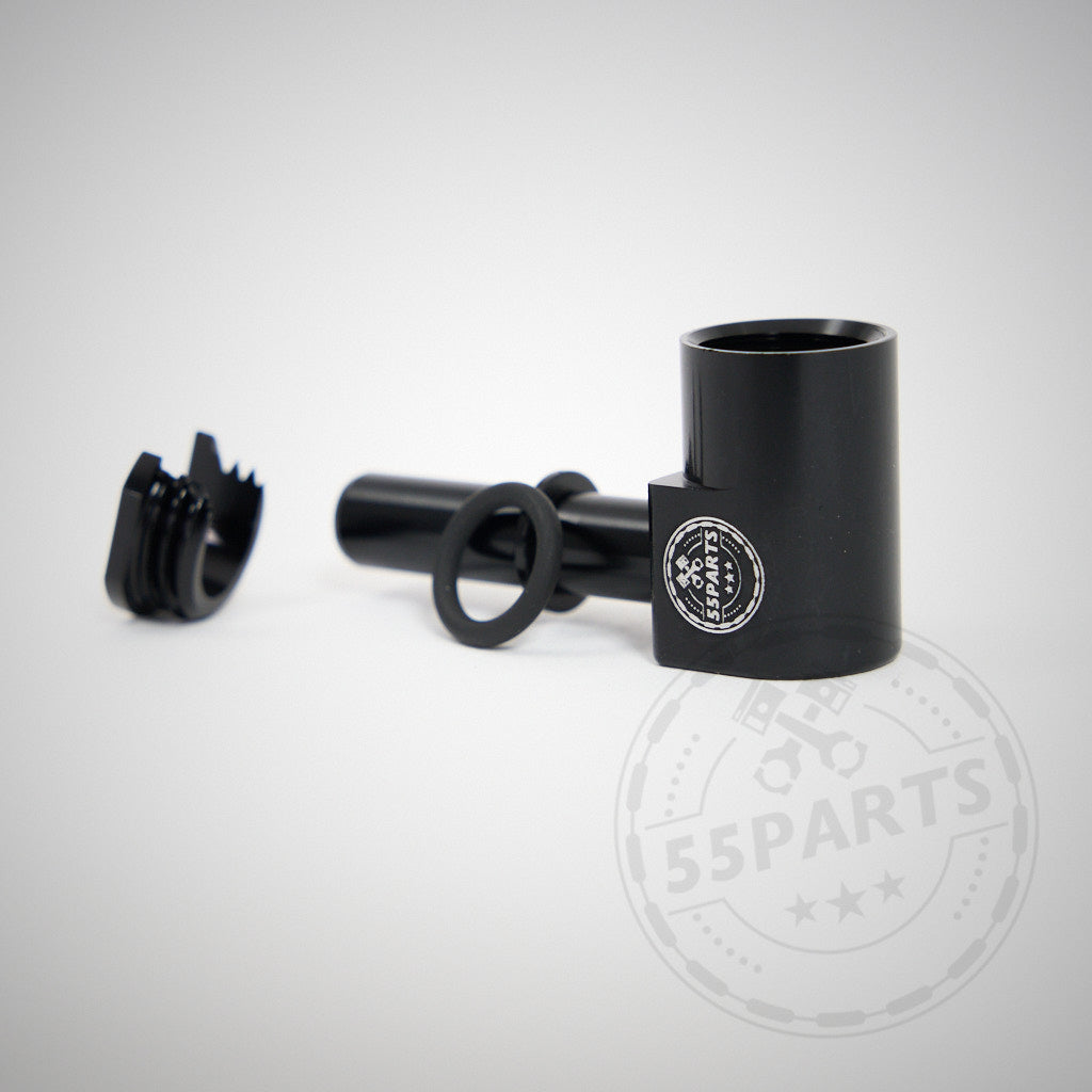 Schwarzer zylindrischer Metalladapter mit 55Parts Logo, zwei Gummiringen und einem zusätzlichen Stück. Der 55Parts Spezialadapter Benzinpumpe LPFP passt für verschiedene BMW-Modelle und ist für den fahrzeugspezifischen Schnellanschluss konzipiert.