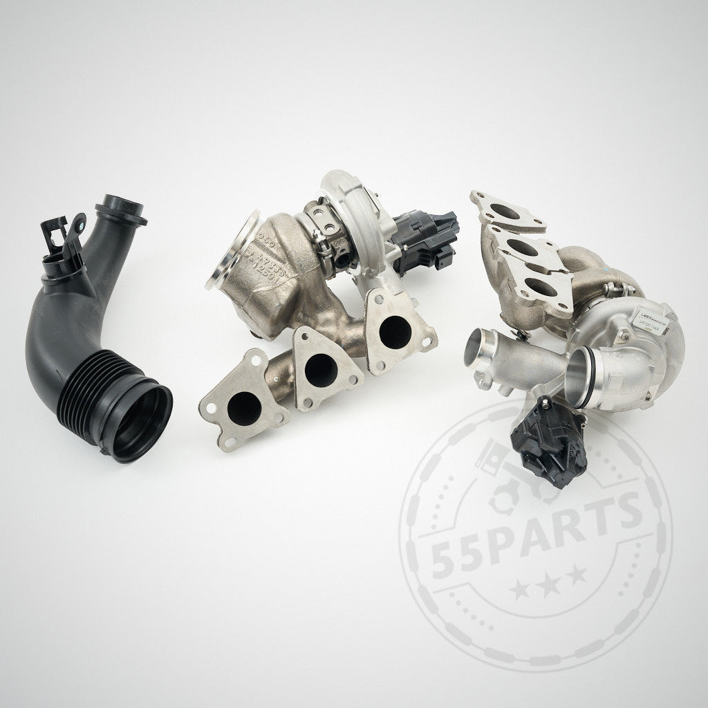 Zwei Ladermanufaktur Upgrade Turbolader LM700-LM900 Turbolader passend für BMW F80, F82, F87 M2C, M3, M4 mit S55-Motor und ein schwarzes Kunststoff-Autoteil auf hellem Hintergrund mit einem 55Parts-Wasserzeichen.