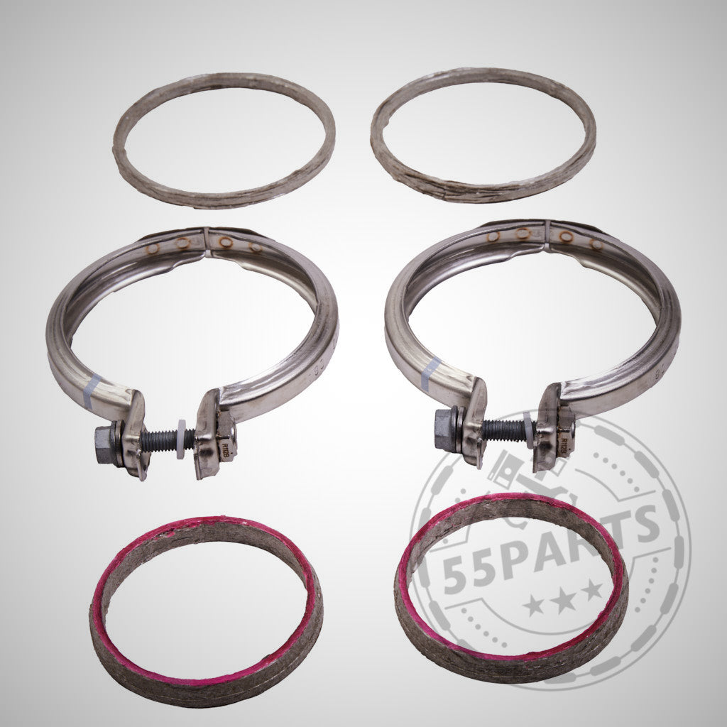 Zwei Metallklammern und vier runde Dichtungen aus dem 55Parts Einbauset Downpipe-Set passend für BMW M2 G87, M3 G80/G81, M4 G82/G83 mit S58-Motor werden auf einem schlichten Hintergrund mit Logo-Wasserzeichen angezeigt.