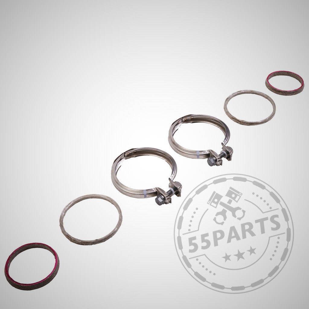 Auf weißem Hintergrund sind zwei Metallschellen und sechs Runddichtungen aus dem 55Parts Einbauset Downpipe passend für BMW M2 G87, M3 G80/G81, M4 G82/G83 mit S58-Motor abgebildet.