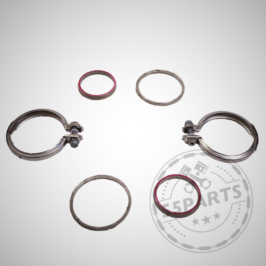 Zwei Metallklammern und vier runde Dichtungen aus dem 55Parts Einbauset Downpipe-Set passend für BMW M2 G87, M3 G80/G81, M4 G82/G83 mit S58-Motor werden auf einem schlichten Hintergrund mit Logo-Wasserzeichen angezeigt.
