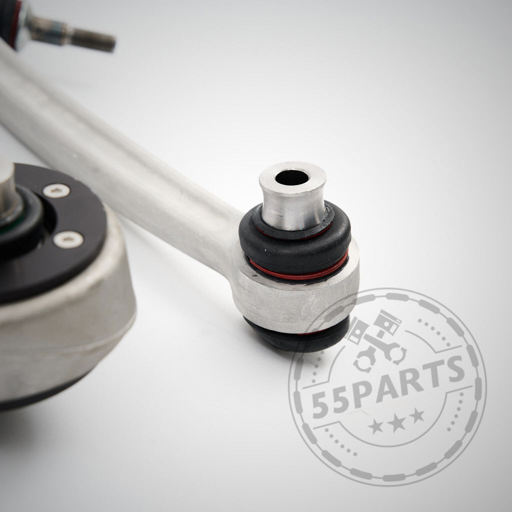 Das 55Parts M3 Fahrwerkskomponenten Komplettset mit NoFlex-Lagern verfügt über Uniball Zugstrebenlager passend für BMW 1er E8x und 3er E9x, abgebildet in Silber mit schwarzen Buchsen auf weißem Hintergrund – perfekt für Fahrwerks-Upgrades.