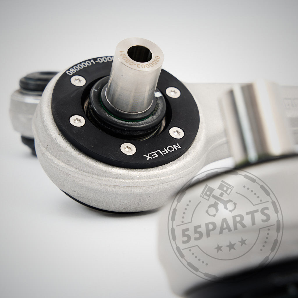 Nahaufnahme M2/3/4 - Fahrwerkskomponenten mit NoFlex Bearings, Vorderachs Upgrade passend für BMW 1er/2er F2x und 3er F3x, zeigt das Branding und das Fahrwerk-Upgrade im Vordergrund.