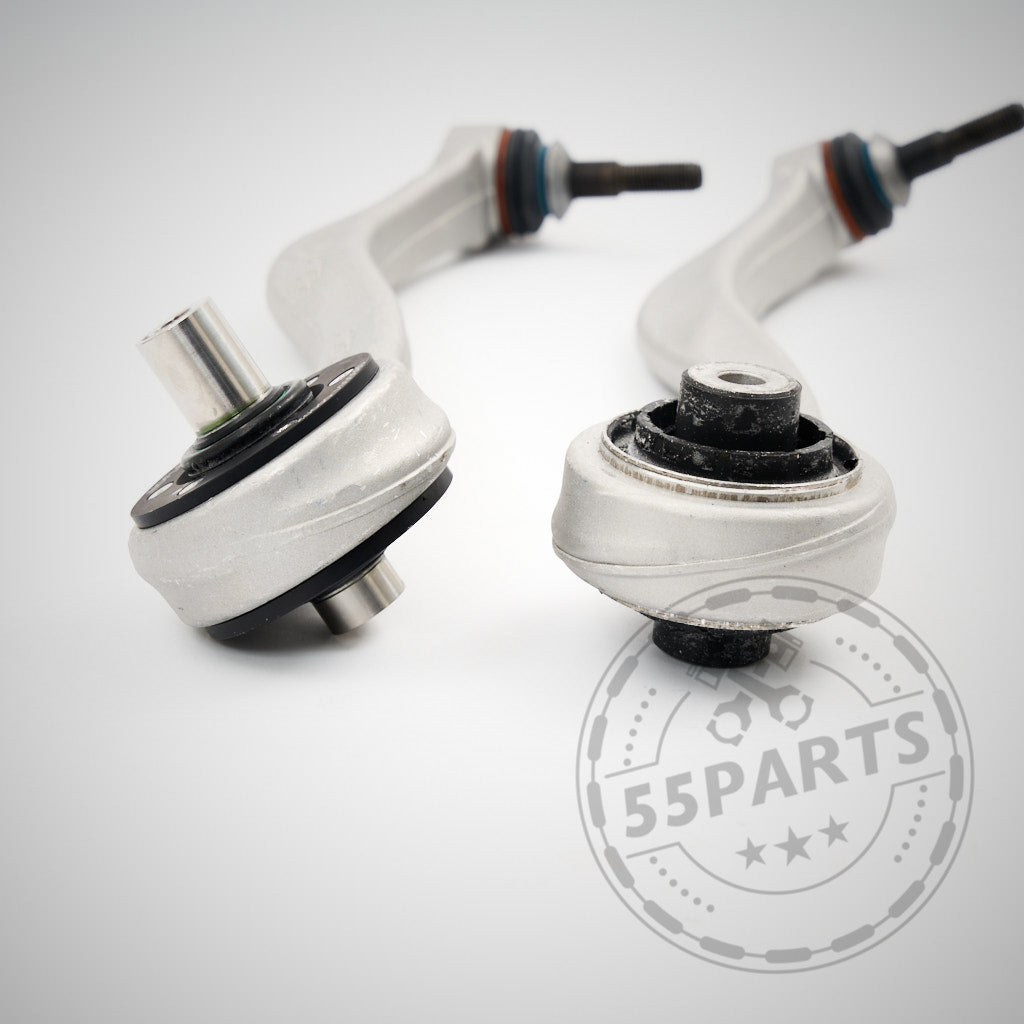 Zwei silberne 55Parts M2/3/4 Fahrwerkskomponenten (mit NoFlex-Lagern) Vorderachs-Upgrade-Querlenker passend für BMW 1er, 2er F2x, 3er F3x, abgebildet auf Weiß – ideal für Fahrwerks-Upgrades oder -Modifikationen.