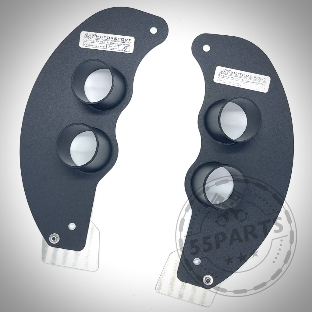 Zwei schwarze, gebogene Metallplatten mit kreisförmigen Ausschnitten, beschriftet und gestaltet zur Verschönerung von Serienbremsen für nahezu alle BMW-Modelle, abgebildet auf weißem Hintergrund. Produkt: 55Parts Exklusive Ankerbleche für Bremsbelüftung.