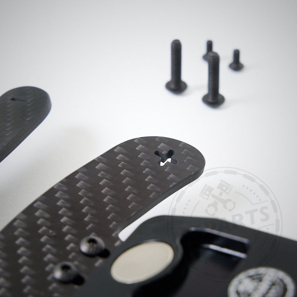 Nahaufnahme des 55Parts-Specials: Magnetische V2-Schaltwippen (aus dem Rennsport) und schwarze Schrauben – passend für fast alle BMW- und MINI-Modelle der F- und G-Serie. Plug-and-Play-Installation.