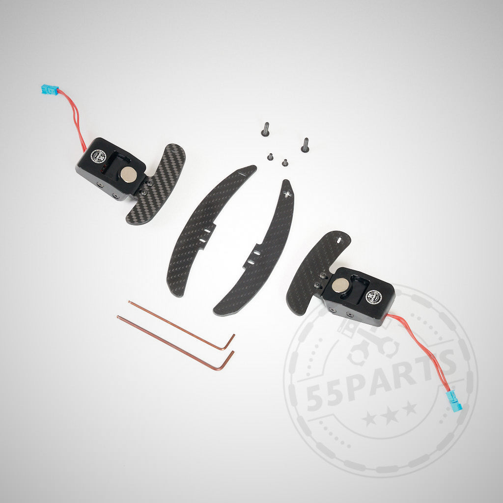 Zwei magnetische 55Parts Special V2-Schaltwippen (Rennsport) mit Kohlefaser-Schaltwippen, Schrauben, Inbusschlüsseln und Verkabelung sind auf weißem Hintergrund angeordnet. Plug-and-Play für fast alle Modelle der BMW- und MINI-F- und G-Serie.