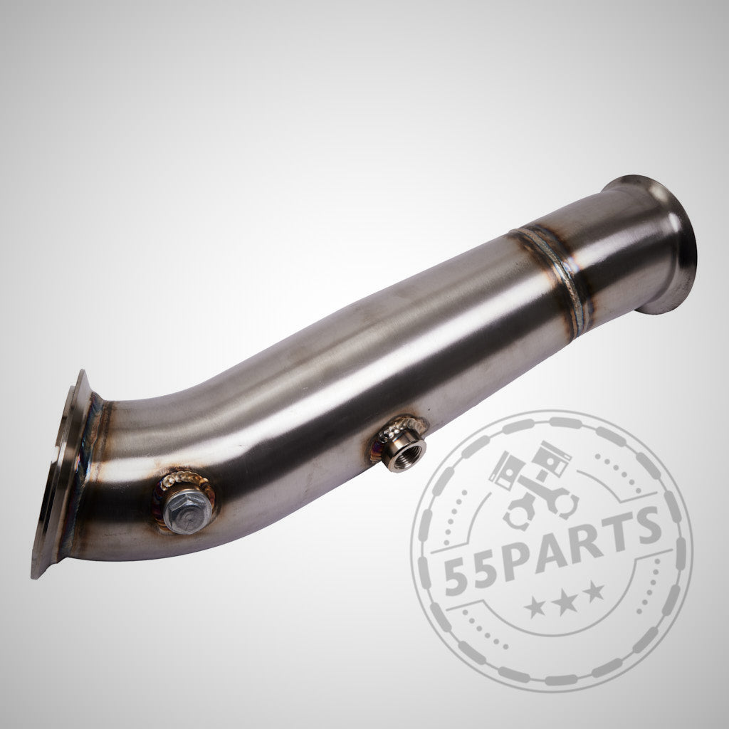 Das 55Parts Catless Downpipe passt passend für BMW M135i, M235i, M2, 335i(x) N55 F-Serie ab 07.2013 (4" Zoll), Edelstahl mit verschweißten Nähten und Montagepunkten – ideal für FBO Setup, abgebildet auf anderem Hintergrund.