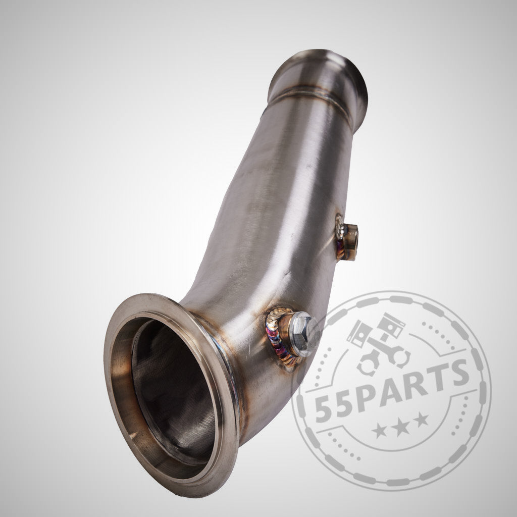 Die 55Parts Catless Downpipe 4" (katlose) passend für BMW M135i, M235i, M2, 335i(x) N55 F-Serie (ab 07/2013) verfügt über Schweißverbindungen zur Optimierung des Ladedrucks für FBO-Setups; auf einem einfachen Hintergrund dargestellt.