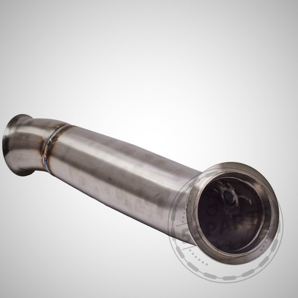 55Parts Catless Downpipe 4&quot; (katlose) passend für BMW M135i, M235i, M2, 335i(x) N55 F-Serie (ab 07/2013), perfekt für FBO-Setups, auf einem schlichten hellen Hintergrund dargestellt.