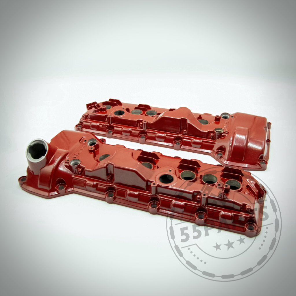 Zwei NRW-DESIGN Aluminium Ventildeckel passend für BMW E9x M3 S65 V8, abgebildet auf weißem Hintergrund. Ideal zum Beheben von Ventildeckel-Undichtigkeiten nach dem Streckeneinsatz (Rennstreckenfahrt).