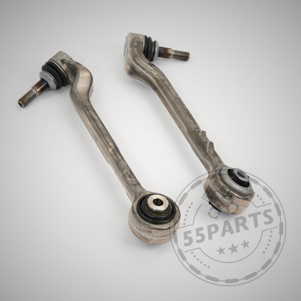 Zwei OEM-Querlenker mit NoFlex-Lagern, passend für die BMW 1er, 2er, 3er und 4er F-Serie (F2x, F3x) inklusive aller xDrive-Modelle und Motorisierungen. Abgebildet auf hellem Hintergrund mit 55Parts-Wasserzeichen – ideal für Fahrwerks-Upgrades.