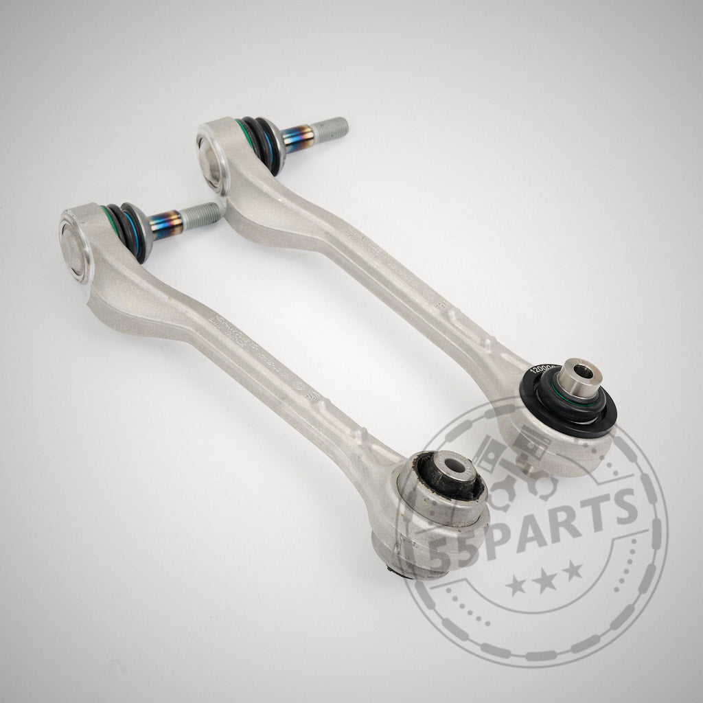 Zwei silberne 55Parts OEM Querlenker mit NoFlex-Lagern passend für BMW 2er, 3er, 4er G-Serie (G2x/G42) inkl. xDrive Modelle ALLE MOTOREN, nebeneinander auf hellgrauem Hintergrund dargestellt.