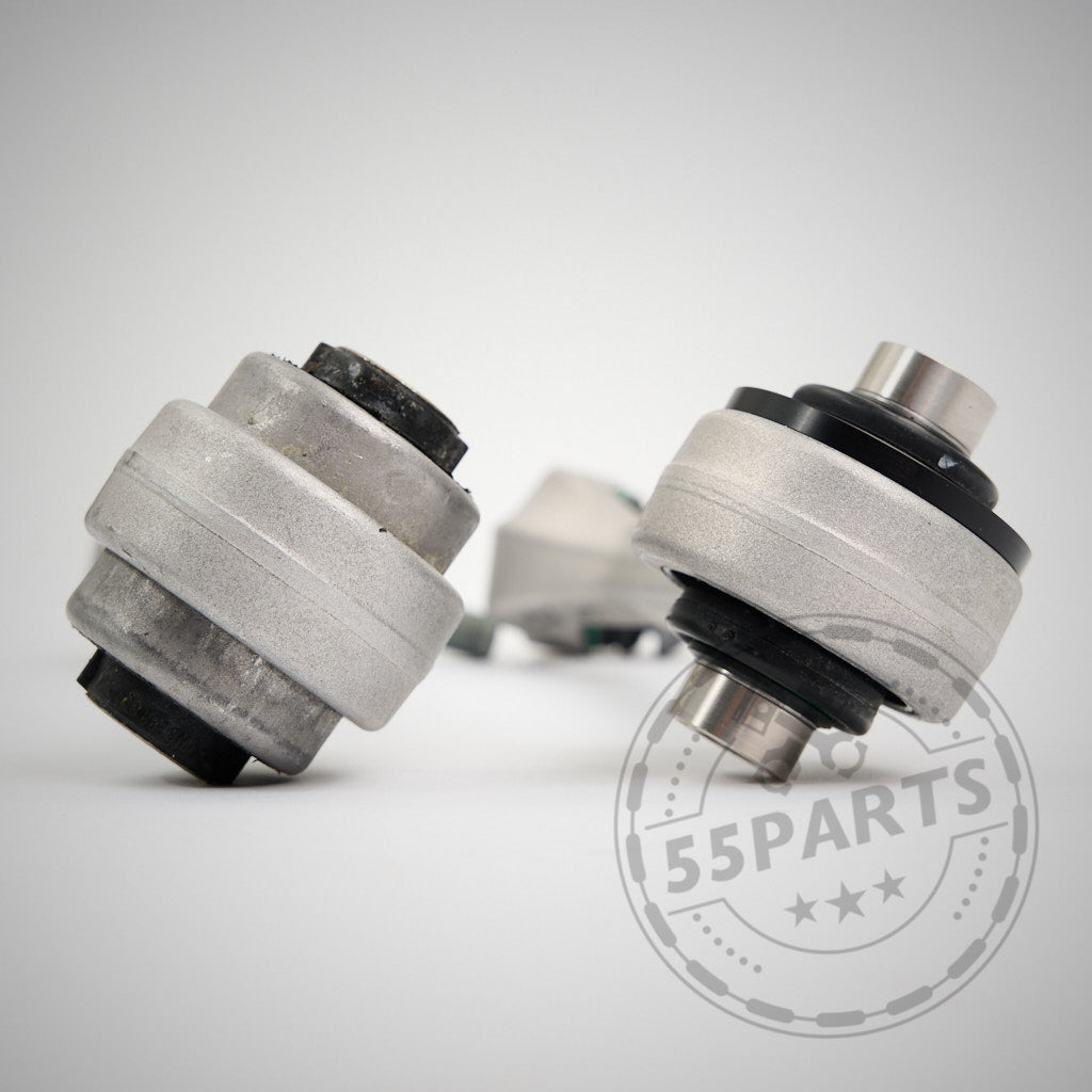 Nahaufnahme von drei silbernen 55Parts OEM Querlenkern mit NoFlex-Lagern passend für BMW 2er, 3er, 4er G-Serie (G2x/G42) inkl. xDrive-Modelle, alle Motorisierungen, dargestellt mit schwarzen Gummienden und Uniballlager auf weißem Untergrund.