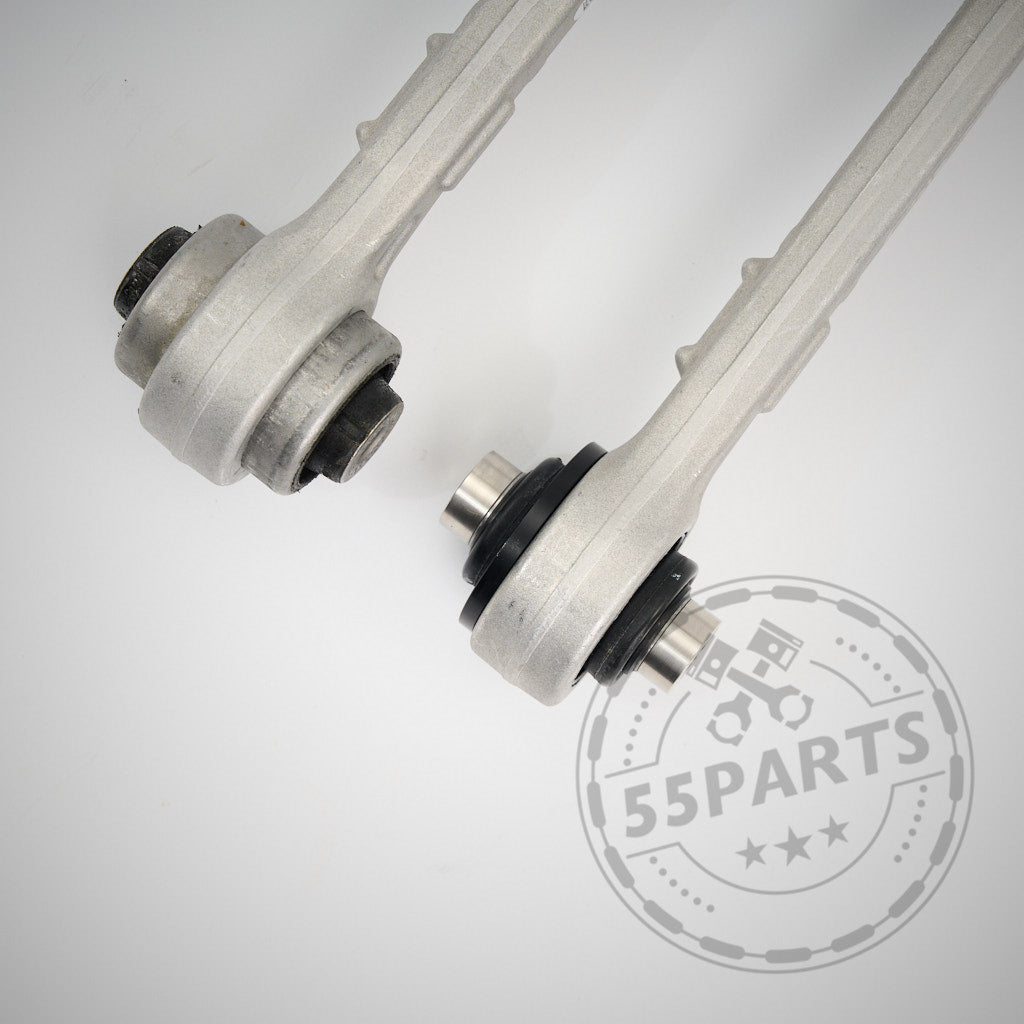 Zwei OEM-Querlenker mit NoFlex-Lagern passend für BMW 2er, 3er, 4er G-Serie (G2x/G42) inkl. xDrive-Modelle, alle Motorisierungen, abgebildet auf weißem Hintergrund mit dezentem 55Parts-Wasserzeichen.