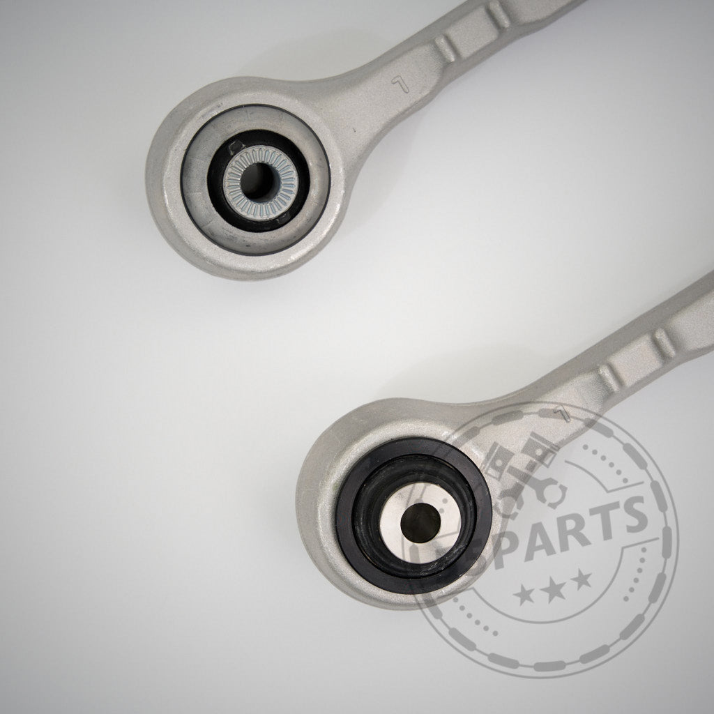 Zwei silberne 55Parts OEM Querlenker mit NoFlex-Lagern passend für BMW 1er, 2er, 3er, 4er F2x/F3x inkl. xDrive – alle Motorisierungen – auf hellem Hintergrund dargestellt. Ideal für Fahrwerksmodifikationen.