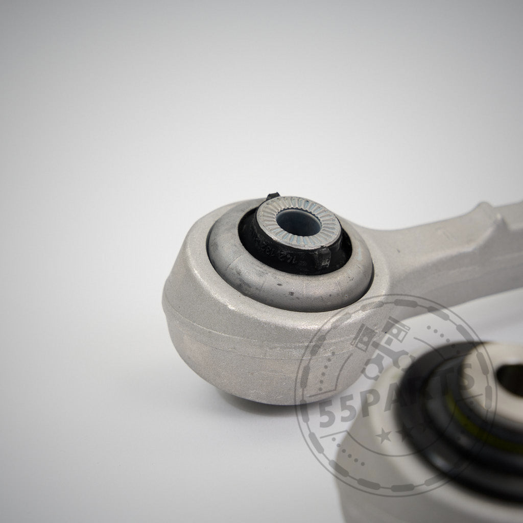 Nahaufnahme eines silbernen 55Parts OEM-Querlenkers mit NoFlex-Lagern passend für BMW 1er, 2er, 3er, 4er F-Serie (F2x, F3x), einschließlich xDrive-Modelle, mit Gummibuchse und Uniballlager auf schlichtem Hintergrund.