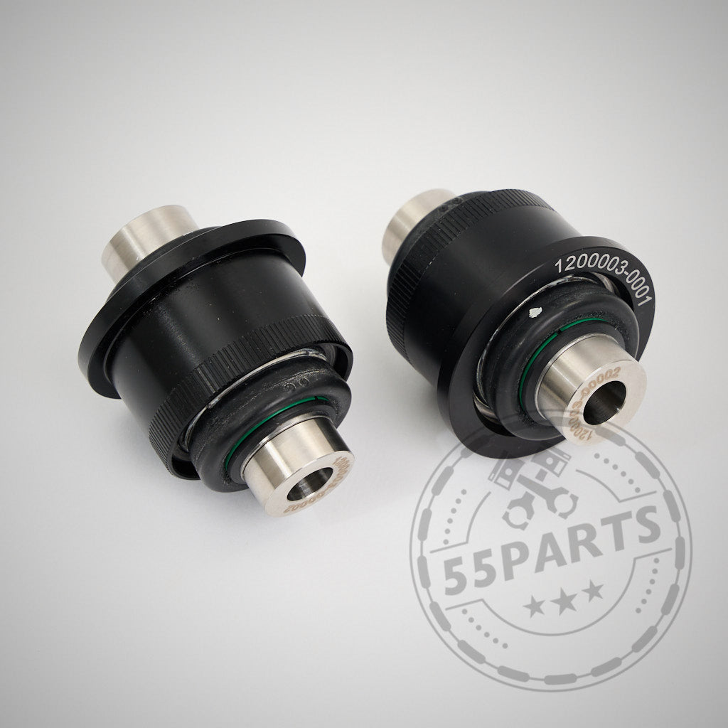 Zwei schwarze und silberne mechanische Teile liegen auf einer hellen Oberfläche, die mit einem Wasserzeichen des 55Parts-Logos versehen ist.