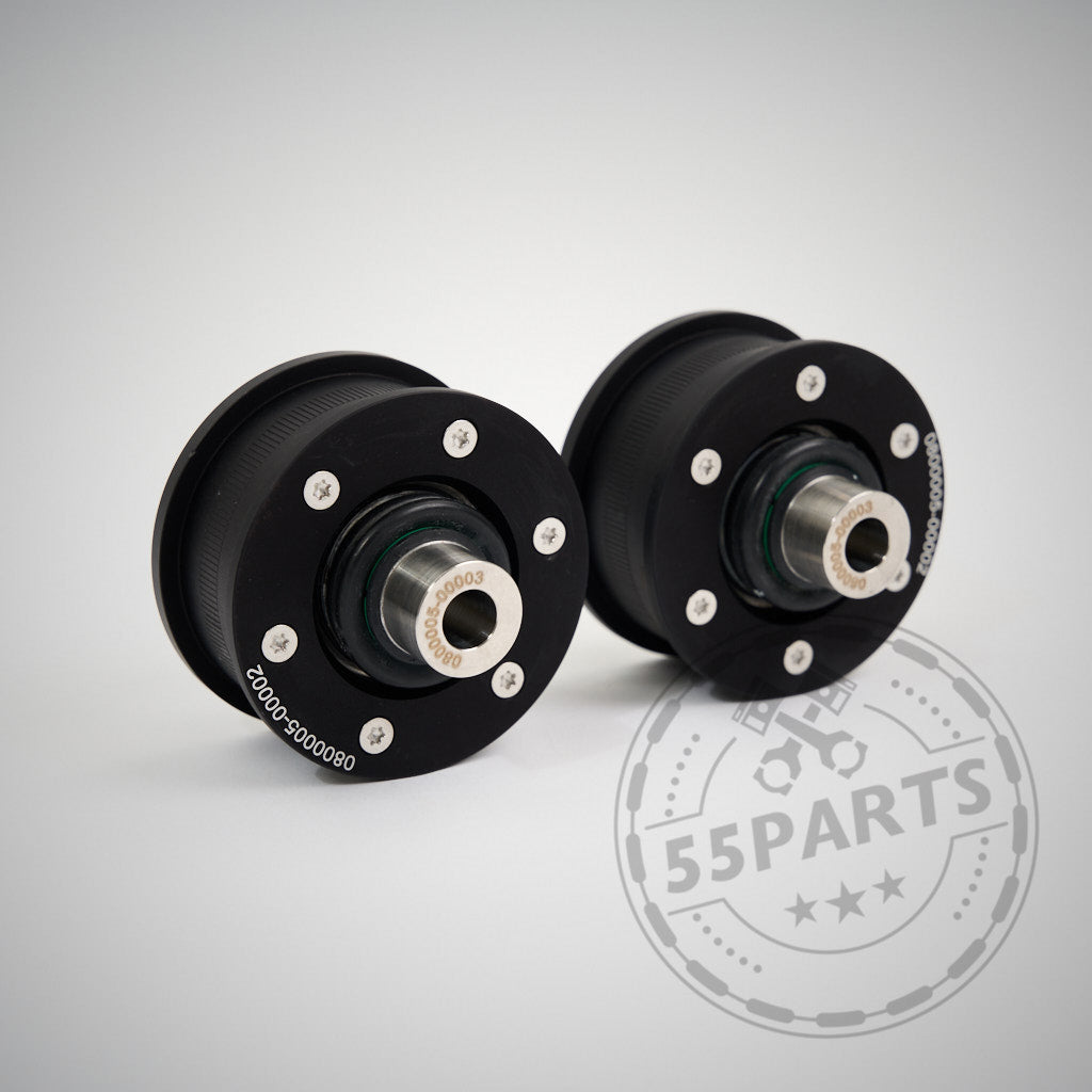 Zwei schwarze NoFlex Bearings Uniball Lager für vordere Längslenker (BMW 2er, 3er, 4er, Z4 G-Serie & Toyota Supra GR) mit silbernen Schrauben, nebeneinander auf hellem Hintergrund mit dem 55Parts-Logo-Overlay.