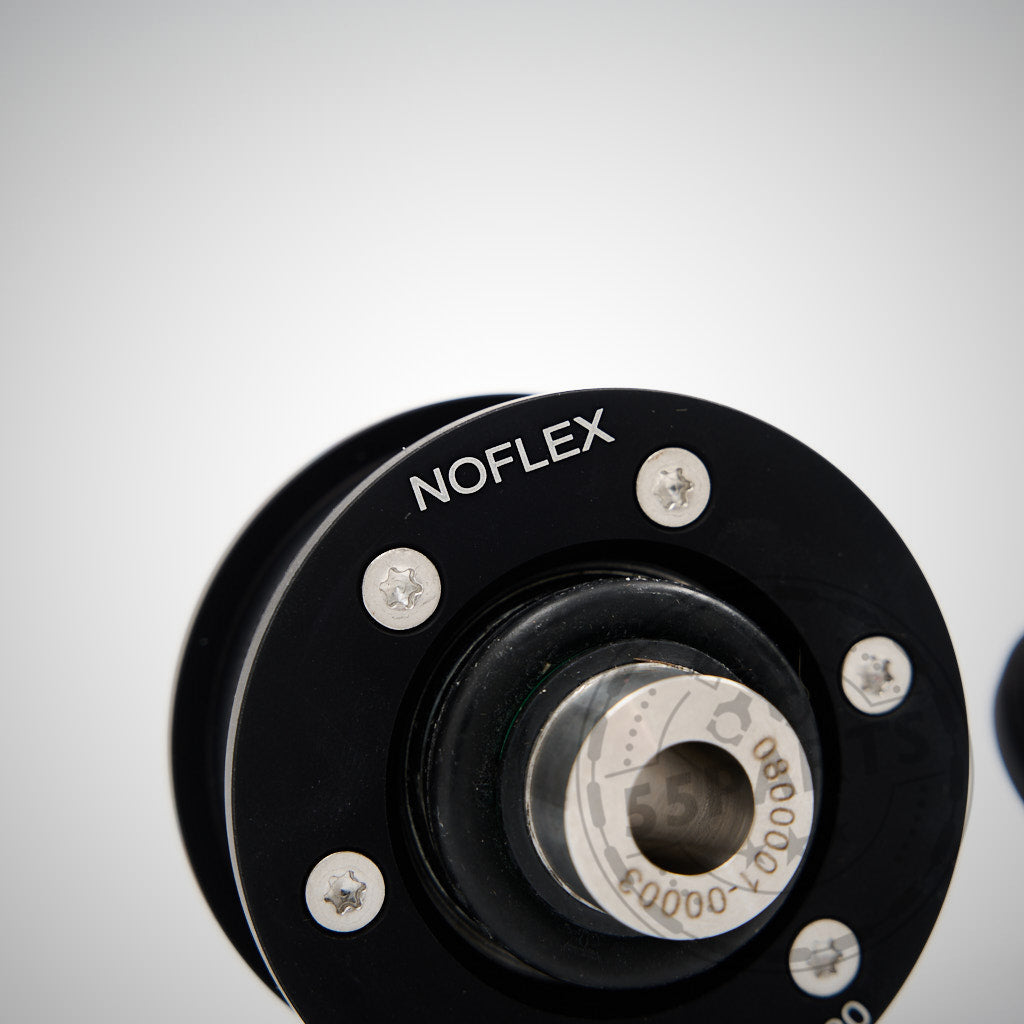 Nahaufnahme eines schwarzen NoFlex Uniball Lagers aus Metall, mit Bolzen und Zentralzylinder, passend für BMW 1er E8x, 3er E9x, Z4 E89, M2 F87, M3/4 F8x – ideal für Achslagerungen und Fahrwerksmodifikationen zur Leistungssteigerung.