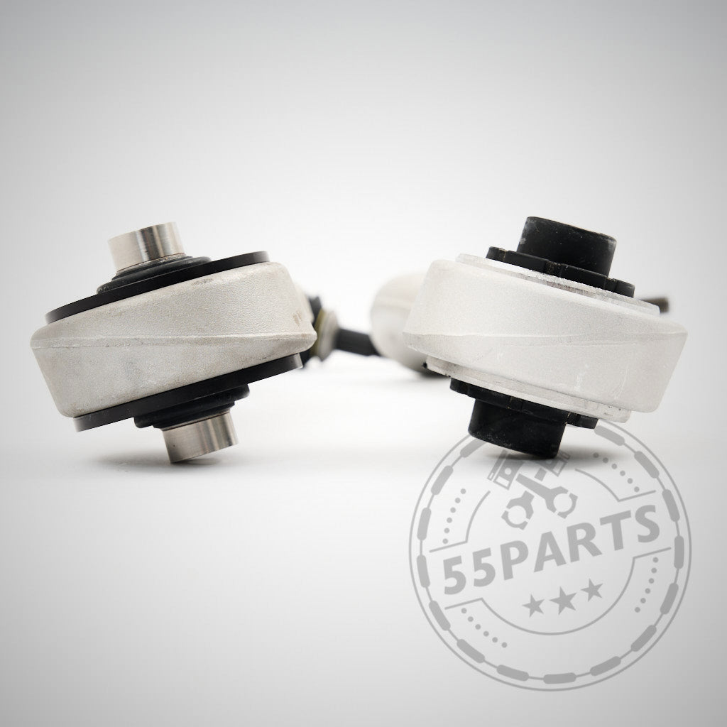 Zwei OEM-Zugstreben mit NoFlex-Lagern passend für BMW E82 M-Coupe und E9x M3 ruhen auf einer weißen Oberfläche mit dem 55Parts-Logo-Wasserzeichen und betonen die Qualität für Modifikationen und Upgrades.