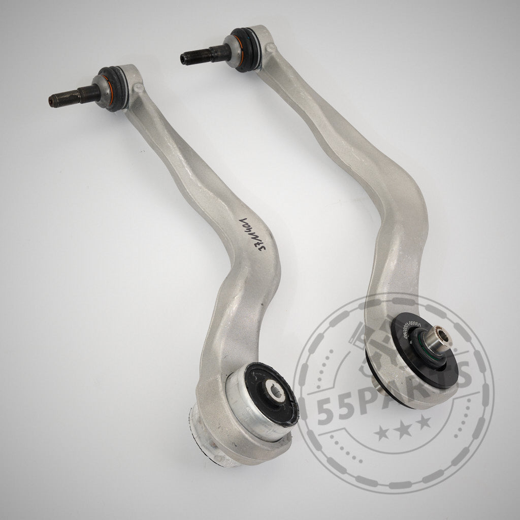 Zwei silberne 55Parts OEM Zugstreben mit NoFlex-Lagern passend für BMW 1er, 2er, 3er, 4er F-Serie (F2x, F3x), inkl. xDrive – alle Motorisierungen – sind mit schwarzen Buchsen auf hellem Untergrund abgebildet.