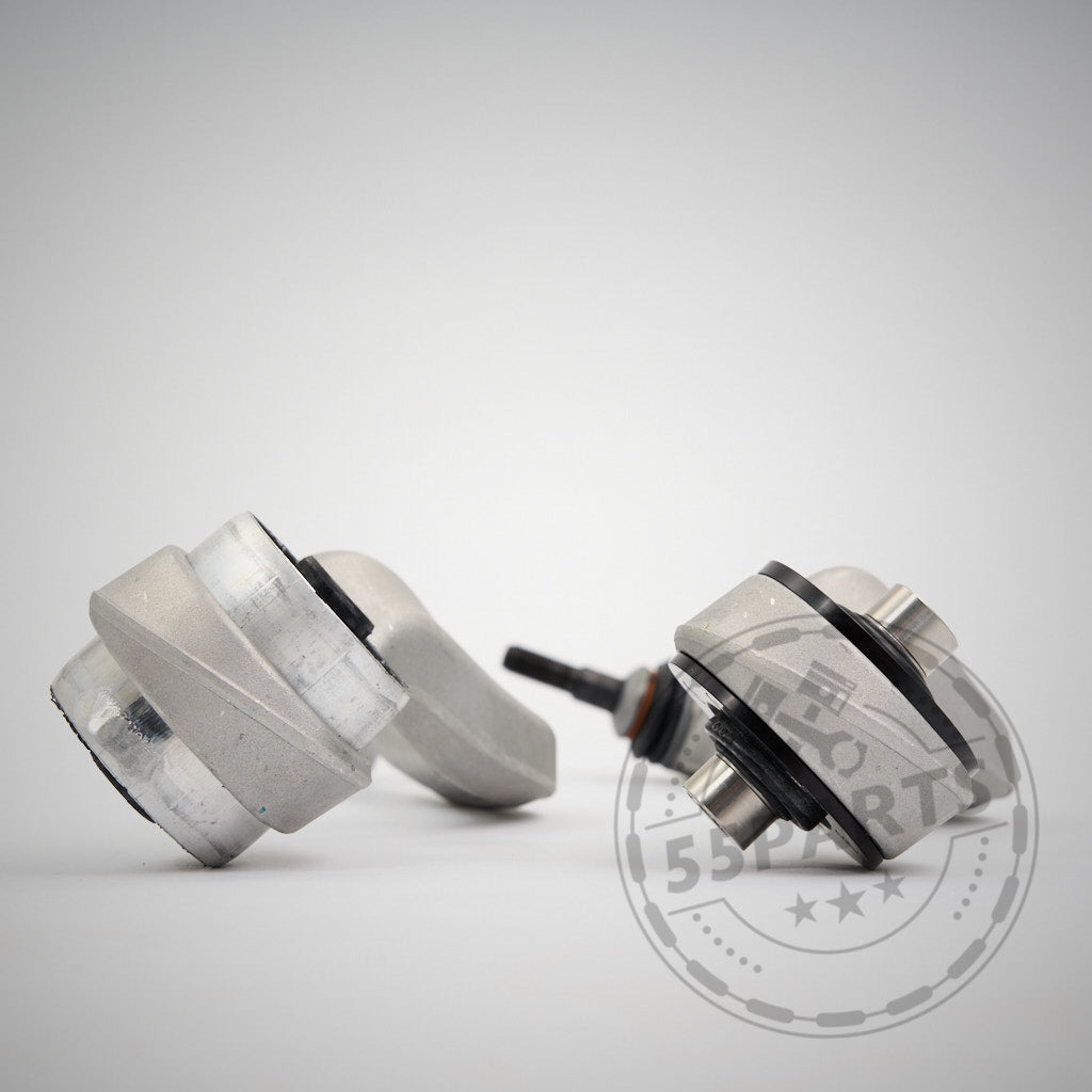 Zwei silberne 55Parts OEM Zugstreben mit NoFlex-Lagern passend für BMW 1er, 2er, 3er, 4er F-Serie (F2x, F3x), inkl. xDrive – alle Motorisierungen – sind mit schwarzen Buchsen auf hellem Untergrund abgebildet.