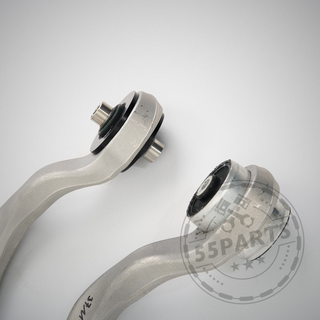 Zwei silberne OEM Zugstreben mit NoFlex-Lagern passend für BMW 1er, 2er, 3er, 4er F-Serie (F2x, F3x) inkl. xDrive Modelle ALLE MOTOREN werden mit schwarzen Buchsen auf weißem Hintergrund und Logo in der Ecke abgebildet.