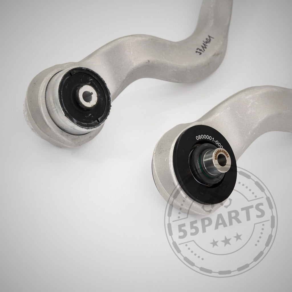 Zwei silberne OEM-Zugstreben mit NoFlex-Lagern passend für BMW 1er, 2er, 3er, 4er F-Serie (F2x, F3x), inkl. xDrive und alle Motorisierungen. Abgebildet auf weißem Hintergrund mit dem 55Parts-Wasserzeichen. Ideal für individuelle Fahrwerkskonfigurationen.