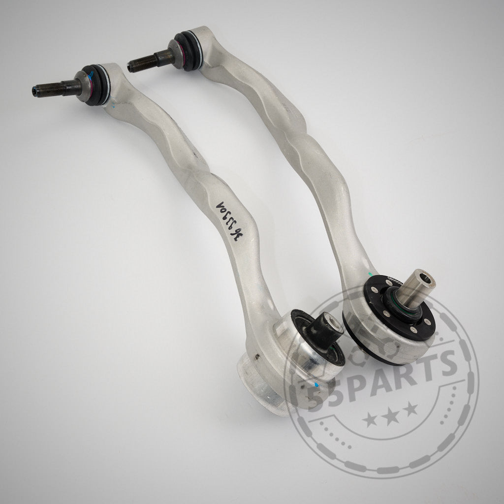 Auf einem schlichten weißen Hintergrund sind zwei silberne, gebogene 55Parts OEM Zugstreben mit NoFlex-Lagern passend für BMW 1er, 2er, 3er, 4er F2x/F3x inkl. xDrive (alle Motorisierungen) abgebildet.