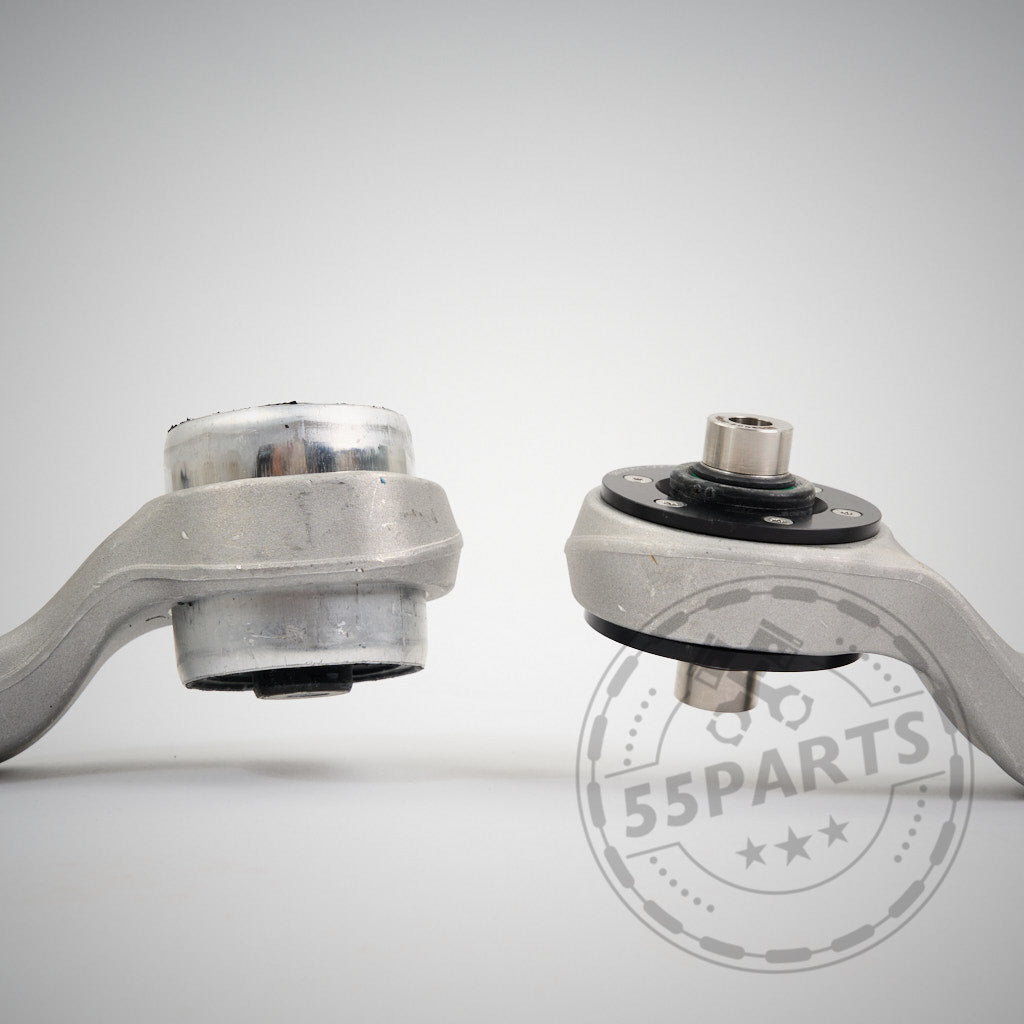 Zwei OEM-Zugstreben mit NoFlex-Lagern passend für BMW 1er, 2er, 3er, 4er F-Serie (F2x, F3x) inkl. xDrive-Modelle liegen nebeneinander auf weißem Hintergrund mit einem 55Parts-Wasserzeichen.