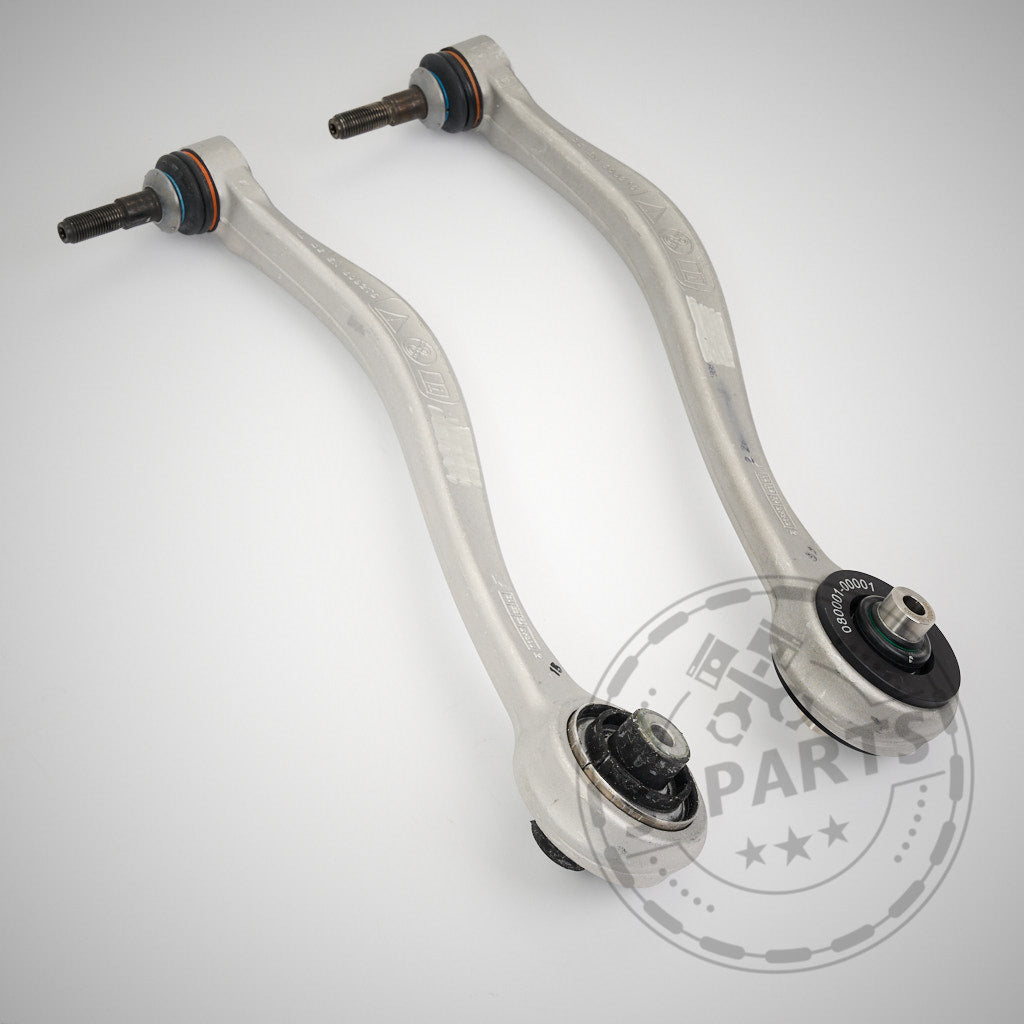 Zwei silberne 55Parts OEM Zugstreben mit NoFlex-Lagern passend für BMW F8x M2, M3, M4 (S55) mit schwarzen Buchsen und einem schwachen kreisförmigen Wasserzeichen in der unteren rechten Ecke.