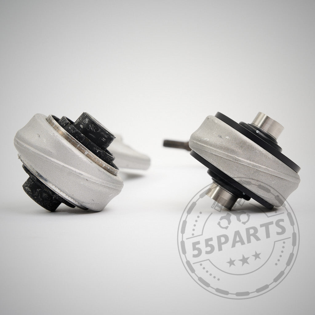 Zwei OEM-Zugstreben aus Metall mit NoFlex-Lagern passend für BMW F8x M2, M3, M4 (S55-Motor) sind in Schwarz und Silber auf weißem Hintergrund abgebildet und verfügen über fortschrittliche Lagertechnologie. Ein 55Parts-Wasserzeichen ist sichtbar.