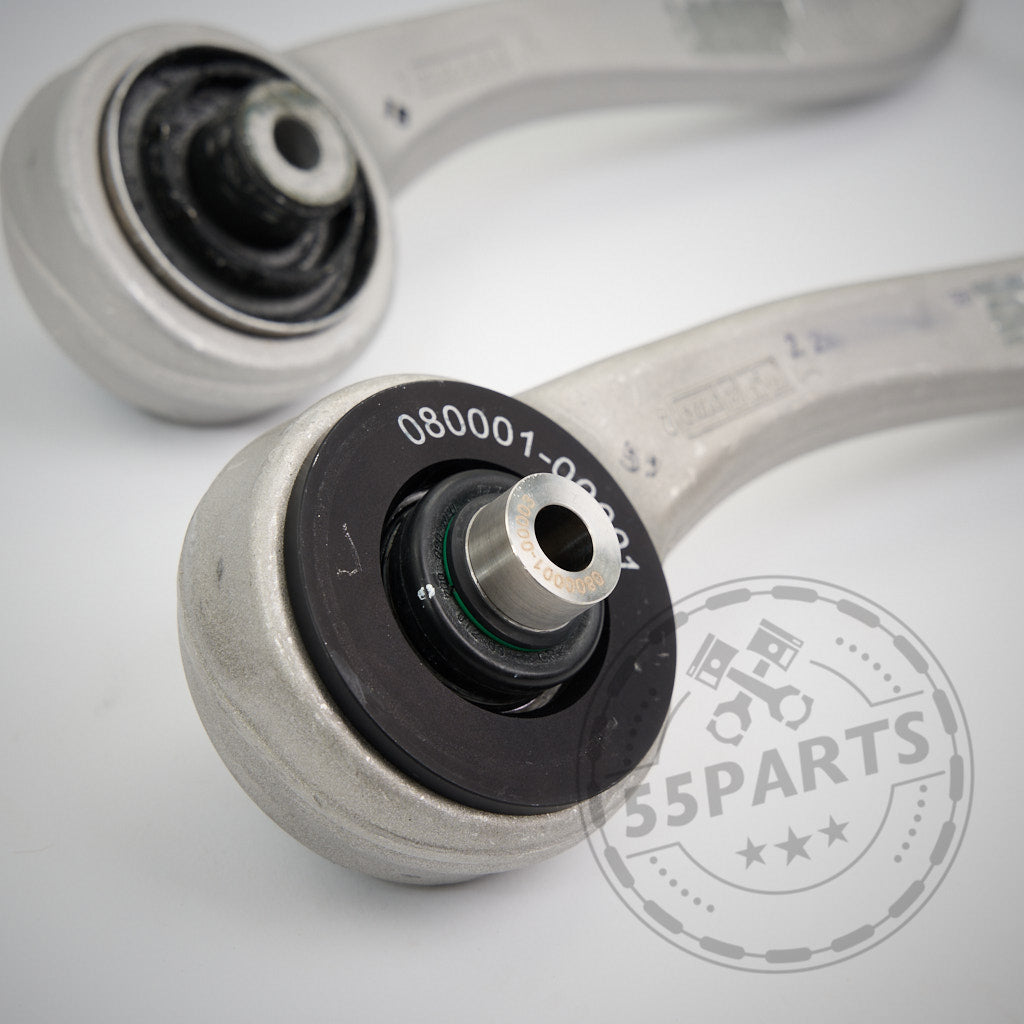 Nahaufnahme von zwei 55Parts OEM-Zugstreben mit NoFlex-Lagern passend für BMW F8x M2, M3, M4 S55, mit Buchsen, Uniballlager, eingestanztem Logo und Teilenummern – entwickelt für Fahrwerk-Leistung.