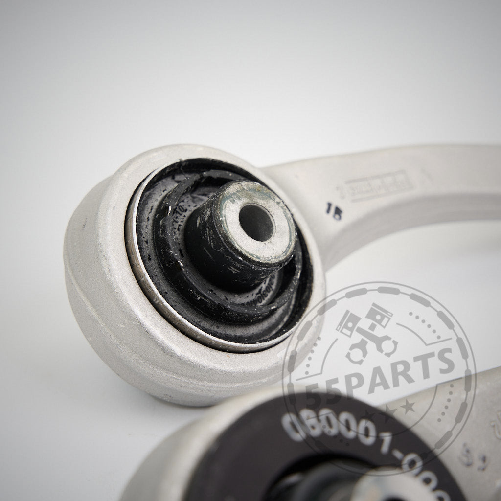 Nahaufnahme einer silbernen 55Parts OEM Zugstrebe mit NoFlex-Lagern passend für BMW F8x M2, M3, M4 (S55) mit schwarzer Gummibuchse und Markenstempel.