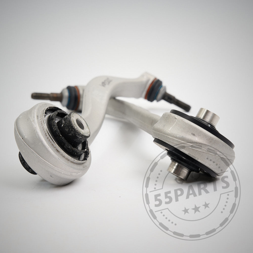 Zwei silberne 55Parts OEM Zugstreben mit NoFlex-Lagern passend für BMW F8x M2, M3, M4 (S55) mit schwarzen Buchsen und einem schwachen kreisförmigen Wasserzeichen in der unteren rechten Ecke.