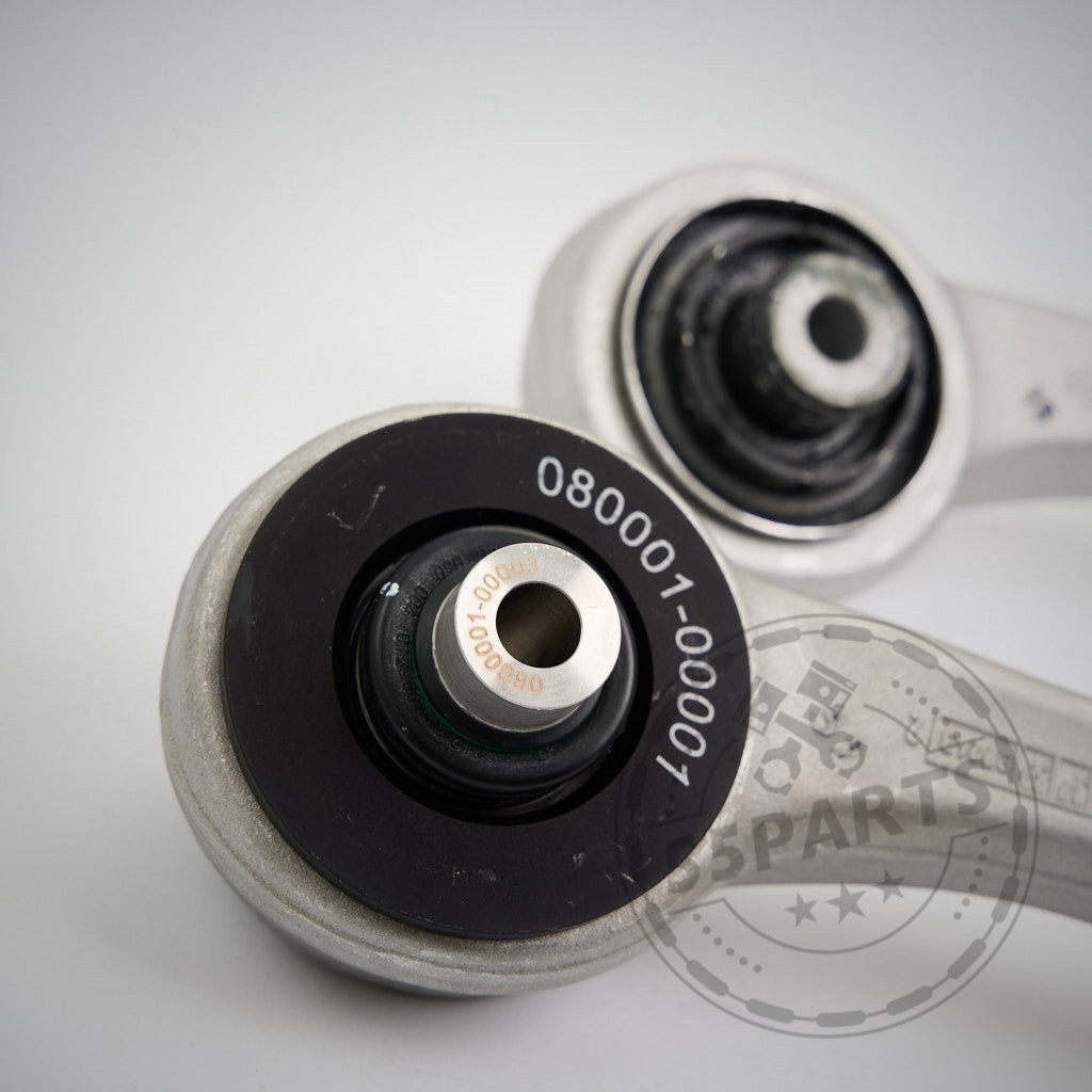 Eine Nahaufnahme von Metallobjekten, darunter 55Parts OEM-Zugstreben mit NoFlex-Lagern für Upgrades passend für BMW F8x M2, M3, M4 (S55-Motor).