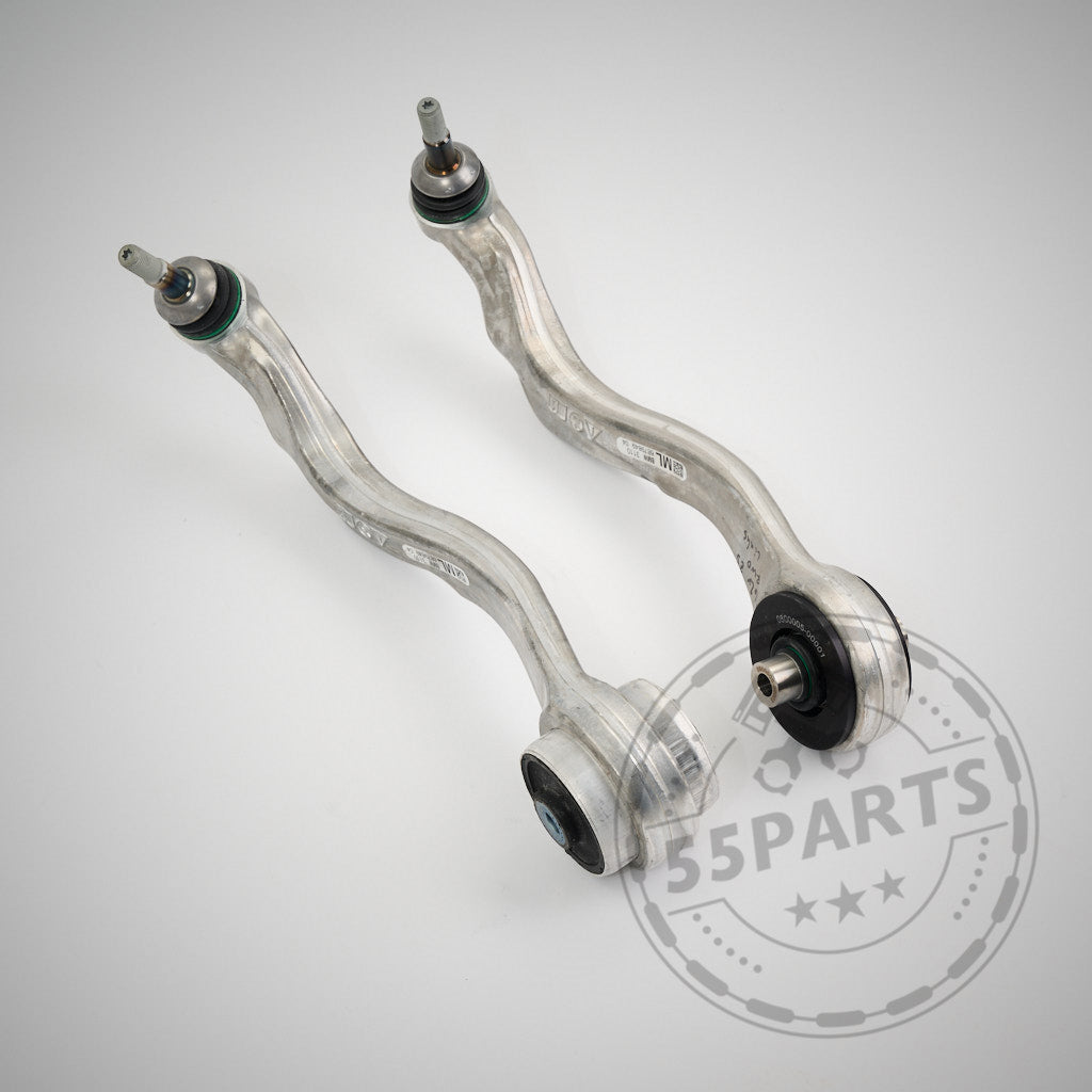 Zwei OEM-Zugstreben mit NoFlex-Lagern, kompatibel mit der BMW 2er, 3er und 4er G-Serie (G2x/G42) einschließlich xDrive-Modellen (alle Motoren), werden auf einem hellen Hintergrund mit einem 55Parts-Wasserzeichen in der Ecke angezeigt.