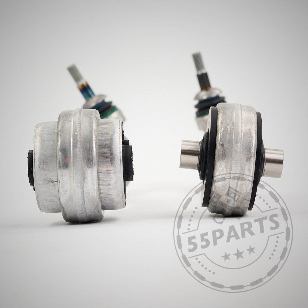 Vier Autoteile aus Metall auf weißem Hintergrund: OEM-Zugstreben mit NoFlex-Lagern, kompatibel mit BMW 2er, 3er, 4er G-Serie (G2x/G42) inkl. xDrive-Modellen und allen Motorisierungen. 55Parts-Logo-Wasserzeichen in der unteren rechten Ecke.