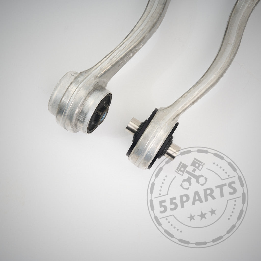 Ein Paar 55Parts OEM-Zugstreben mit NoFlex-Lagern für die BMW 2er, 3er, 4er G-Serie (G2x/G42), inkl. xDrive und alle Motoren, abgebildet auf weißem Hintergrund mit einem 55Parts-Wasserzeichen – perfekt für Fahrwerks-Upgrades.