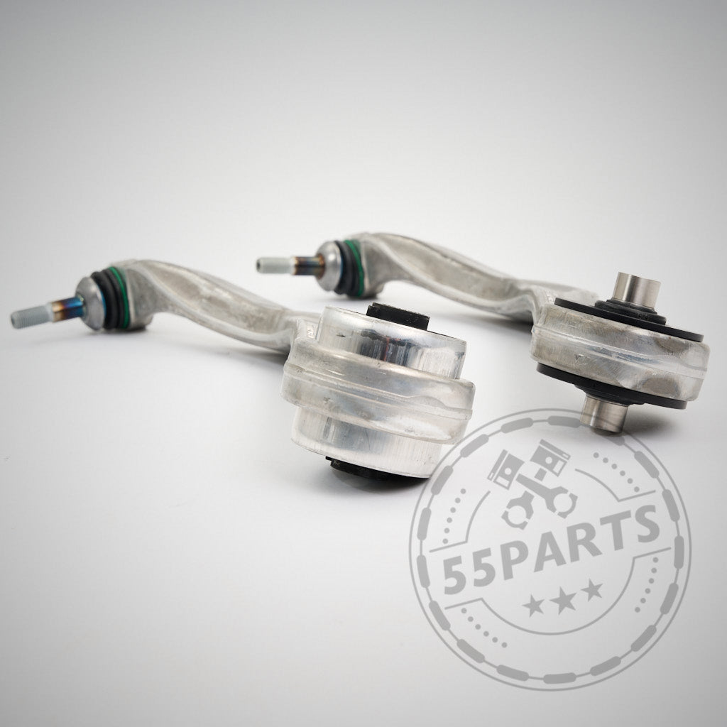Ein Paar 55Parts OEM Zugstreben mit NoFlex-Lagern für die BMW 2er, 3er, 4er G-Serie (G2x/G42) inkl. xDrive, alle Motoren – ideal für Fahrwerksmodifikationen oder als NoFlex-Upgrade-Lager. Zeigt Metallarme mit Buchsen auf weißer Oberfläche.